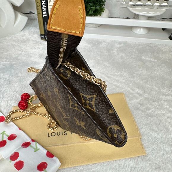 Louis Vuitton bucket bag Pouch PM or crossbody bag with chain & bag charm. - Picture 8 of 16